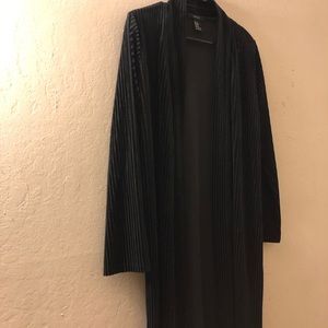 Size is xs but can fit a small or medium